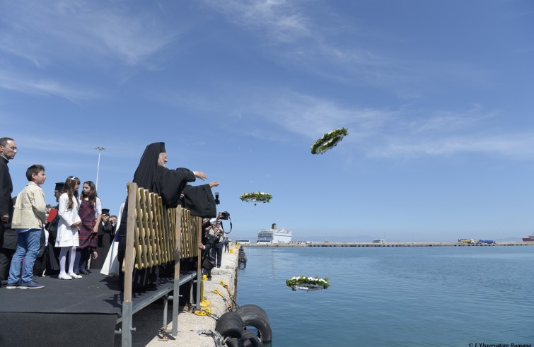 Papa Francesco, Bartolomeo I e Ieronymos lanciano in mare tre corone di fiori per le vittime delle migrazioni