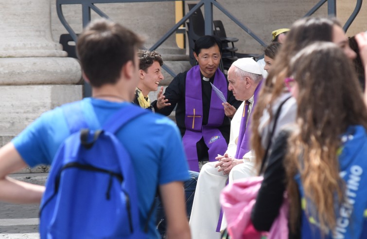 Vaticano, 23 aprile 2016: Giubileo dei Ragazzi - Papa Francesco confessa in Piazza San Pietro