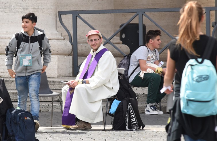 Vaticano, 23 aprile 2016: Giubileo dei Ragazzi - Confessioni in Piazza San Pietro