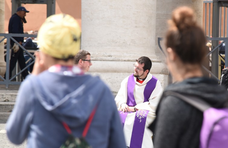 Vaticano, 23 aprile 2016: Giubileo dei Ragazzi - Confessioni in Piazza San Pietro