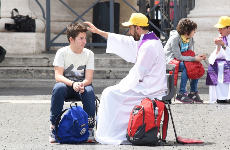 Vaticano, 23 aprile 2016: Giubileo dei Ragazzi - Confessioni in Piazza San Pietro