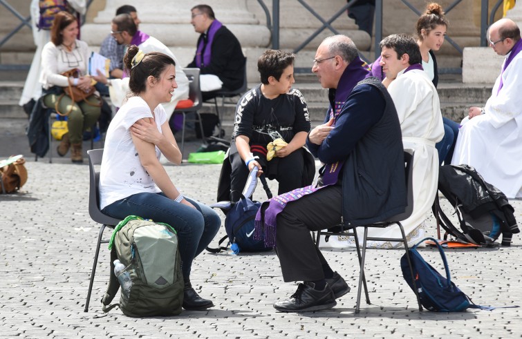 Vaticano, 23 aprile 2016: Giubileo dei Ragazzi - Confessioni in Piazza San Pietro