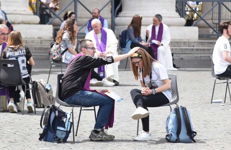 Vaticano, 23 aprile 2016: Giubileo dei Ragazzi - Confessioni in Piazza San Pietro con Papa Francesco