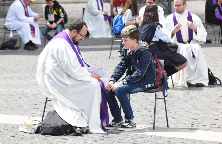 Vaticano, 23 aprile 2016: Giubileo dei Ragazzi - Confessioni in Piazza San Pietro