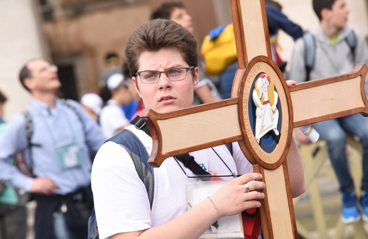 Vaticano, 23 aprile 2016: Giubileo dei Ragazzi - Giovane con croce Giubileo in Piazza San Pietro