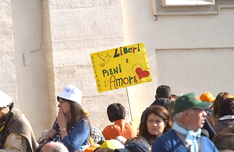 Piazza San Pietro, 30 aprile 2016: Udienza giubilare Papa Francesco - cartello liberi e pieni di amore