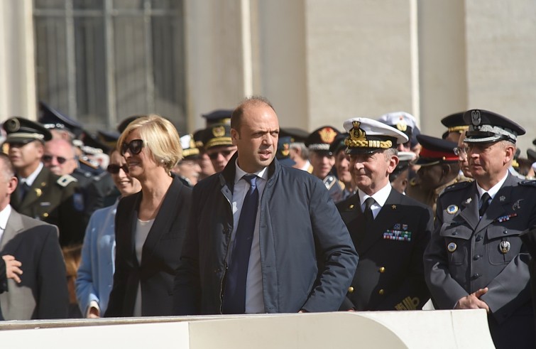 Piazza San Pietro, 30 aprile 2016: Udienza giubilare Papa Francesco - Roberta Pinotti e Angelino Alfano