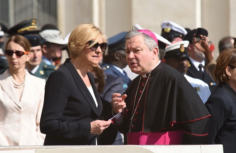 Piazza San Pietro, 30 aprile 2016: Udienza giubilare Papa Francesco - Ministro Roberta Pinotti e mons. Santo Marcianò