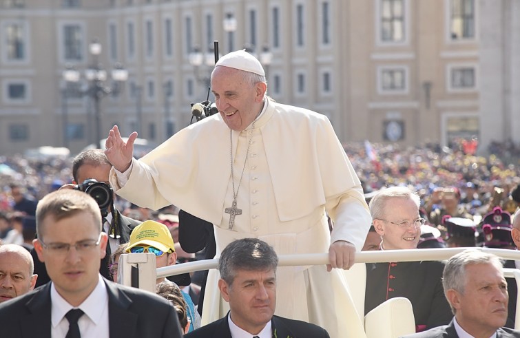 Piazza San Pietro, 30 aprile 2016: Udienza giubilare Papa Francesco - Papa Francesco su auto in piazza