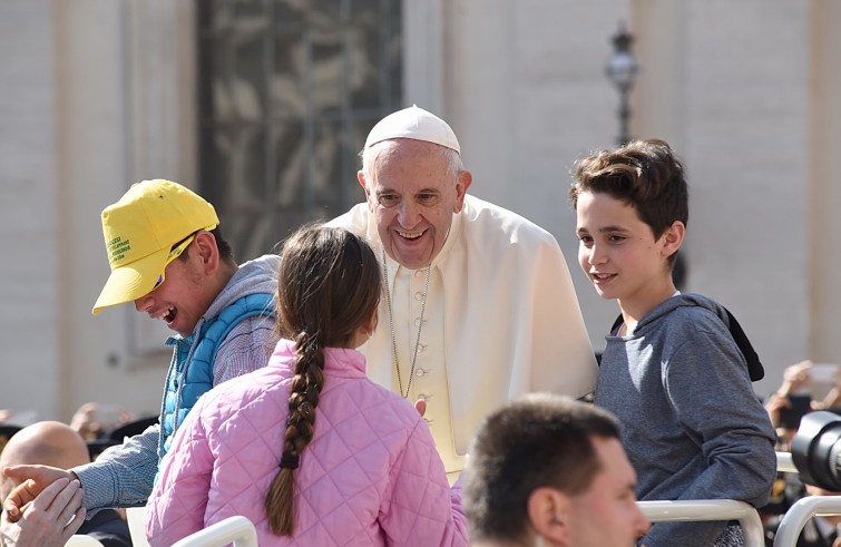 Piazza San Pietro, 30 aprile 2016: Udienza giubilare Papa Francesco - Papa Francesco saluta bambini