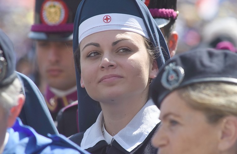 Piazza San Pietro, 30 aprile 2016: Udienza giubilare Papa Francesco - Crocerossina