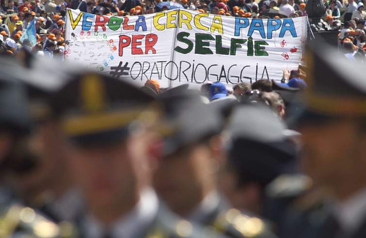 Piazza San Pietro, 30 aprile 2016: Udienza giubilare Papa Francesco - Strisione in piazza selfie Verona