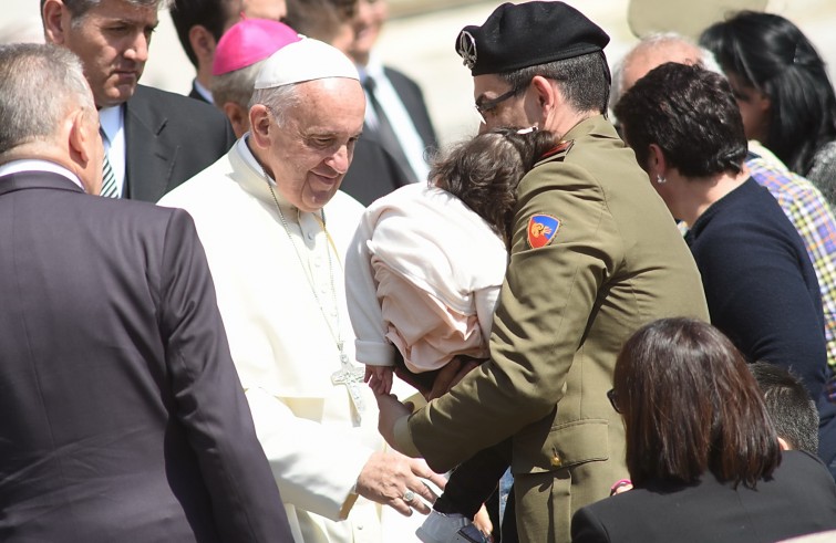 Piazza San Pietro, 30 aprile 2016: Udienza giubilare Papa Francesco - Papa Francesco saluta figlia di un militare