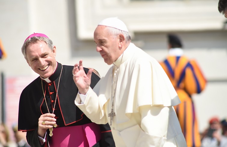 Piazza San Pietro, 30 aprile 2016: Udienza giubilare Papa Francesco - Papa Francesco ride con Georg Gänswein