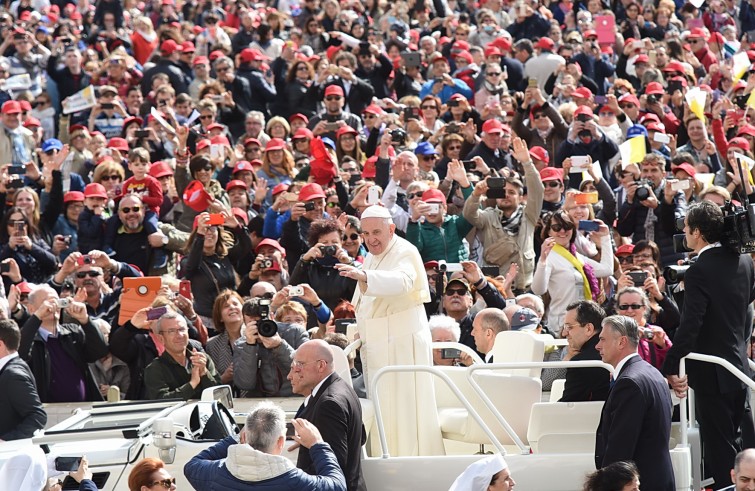 Piazza San Pietro, 9 aprile 2016: Udienza giubilare Papa Francesco - fisc