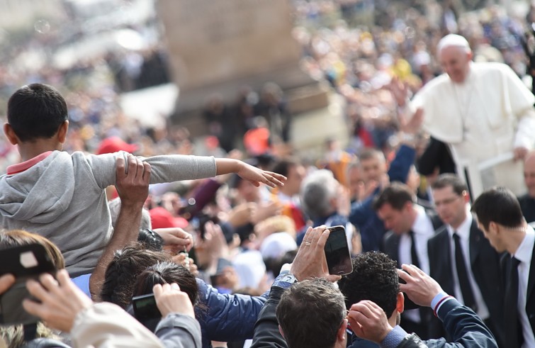 Piazza San Pietro, 9 aprile 2016: Udienza giubilare Papa Francesco - bambino saluta papa