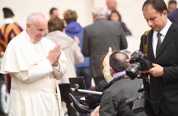 Piazza San Pietro, 9 aprile 2016: Udienza giubilare Papa Francesco - papa prega mani giunte sorriso