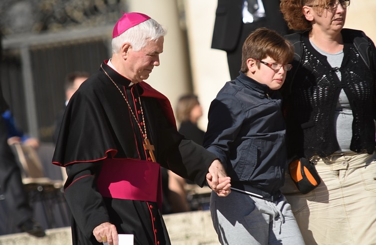 Piazza San Pietro, 20 aprile 2016: Udienza generale Papa Francesco - Mons. Giovanni D'Ercole. vescovo di Ascoli Piceno, accompagna per mano un bambino