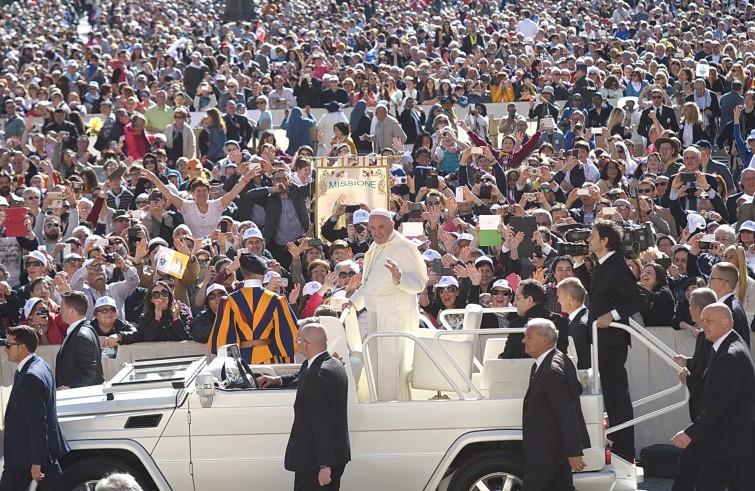 Piazza San Pietro, 20 aprile 2016: Udienza generale Papa Francesco - Papa su auto tra i fedeli