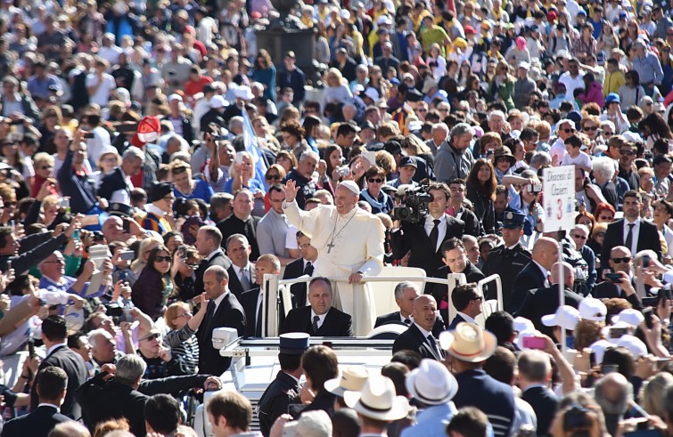 Piazza San Pietro, 20 aprile 2016: Udienza generale Papa Francesco - Papa su auto tra i fedeli