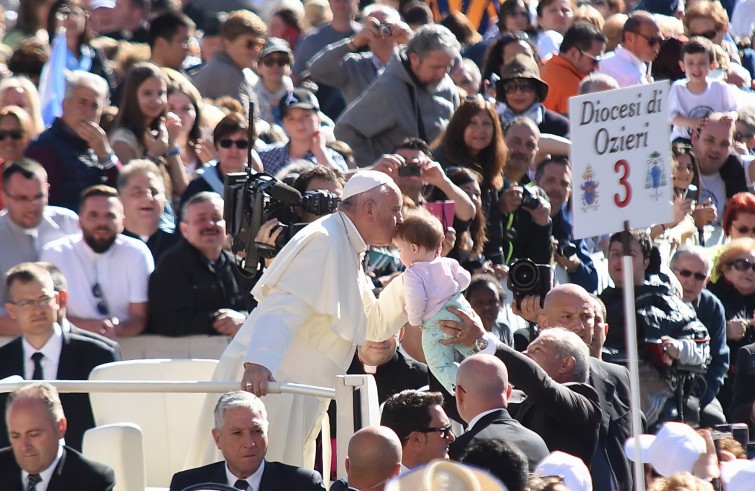 Piazza San Pietro, 20 aprile 2016: Udienza generale Papa Francesco - Papa bacia neonato