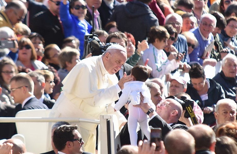 Piazza San Pietro, 20 aprile 2016: Udienza generale Papa Francesco - Papa accarezza neonato