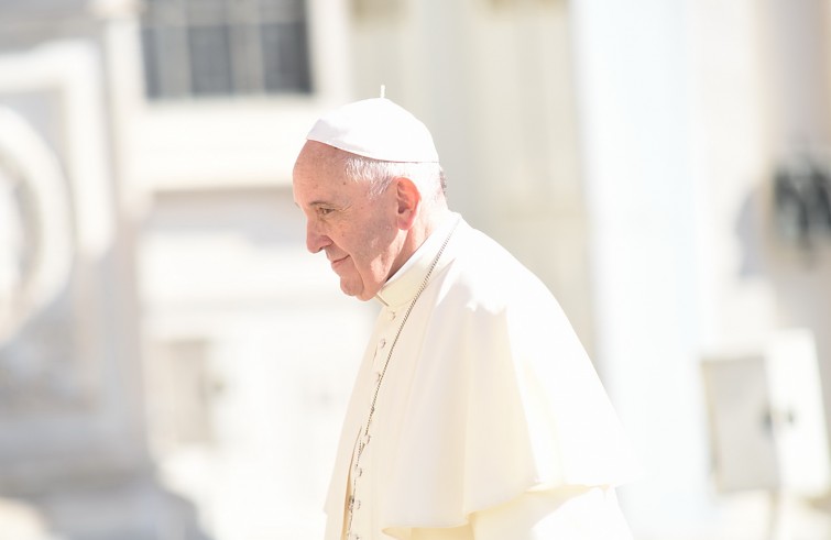 Piazza San Pietro, 20 aprile 2016: Udienza generale Papa Francesco - Papa guarda di lato e sorride