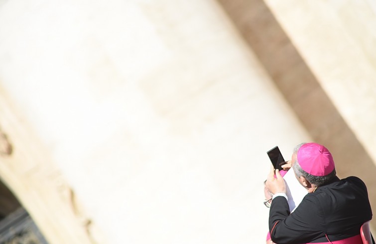 Piazza San Pietro, 20 aprile 2016: Udienza generale Papa Francesco - Vescovo scatta foto con cellulare