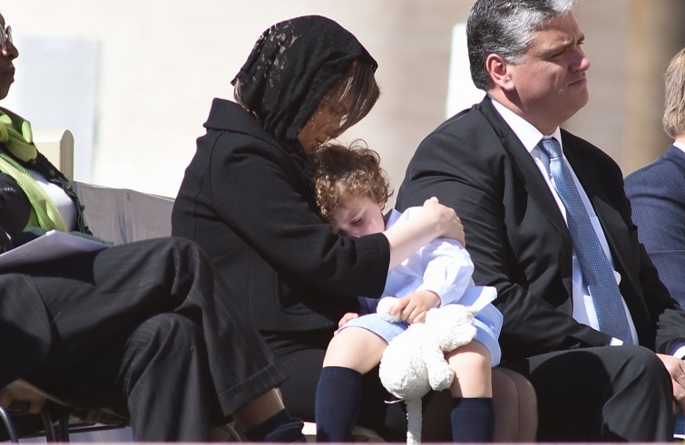 Piazza San Pietro, 20 aprile 2016: Udienza generale Papa Francesco - Mamma con figlio e bambolotto