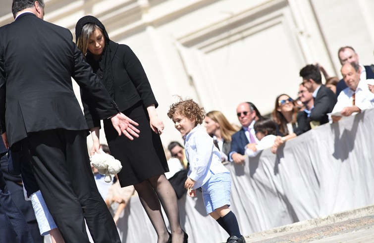 Piazza San Pietro, 20 aprile 2016: Udienza generale Papa Francesco - Bambino con genitori