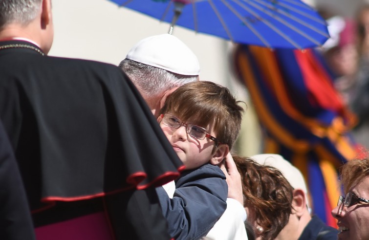 Piazza San Pietro, 20 aprile 2016: Udienza generale Papa Francesco - Papa abbraccia ragazzo