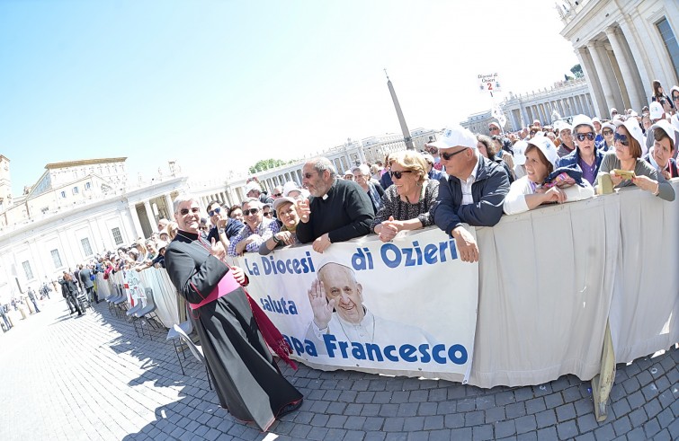 Piazza San Pietro, 20 aprile 2016: Udienza generale Papa Francesco - Vescovo di Ozieri, mons. Corrado Melis