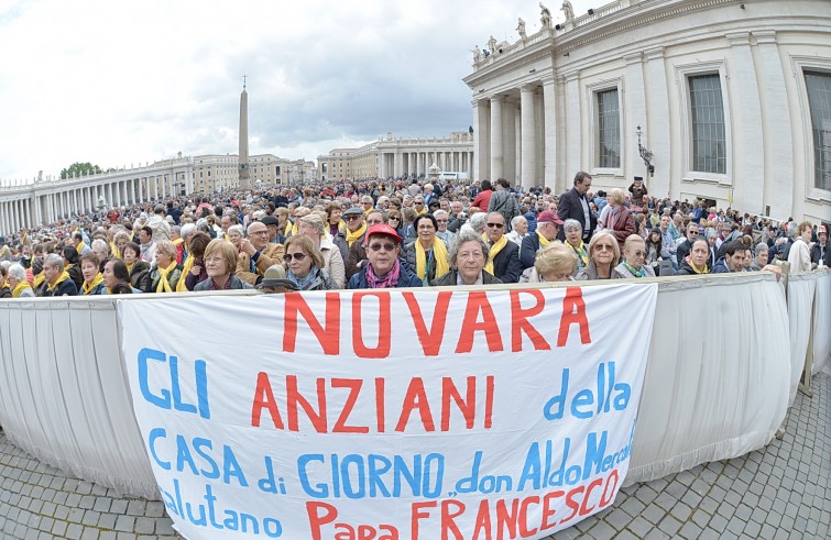 Piazza San Pietro, 27 aprile 2016: Udienza generale Papa Francesco - Fedeli da Novara