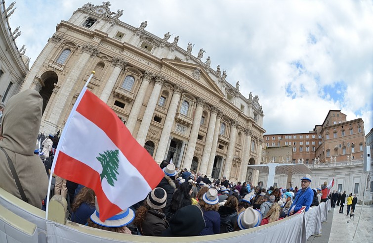 Piazza San Pietro, 27 aprile 2016: Udienza generale Papa Francesco - Bandiera Canada davanti a Basilica San Pietro