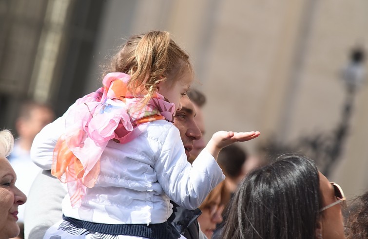 Piazza San Pietro, 27 aprile 2016: Udienza generale Papa Francesco - Bambina in braccio al padre