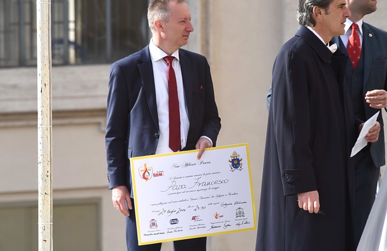 Piazza San Pietro, 27 aprile 2016: Udienza generale Papa Francesco - Invito per Papa Francesco