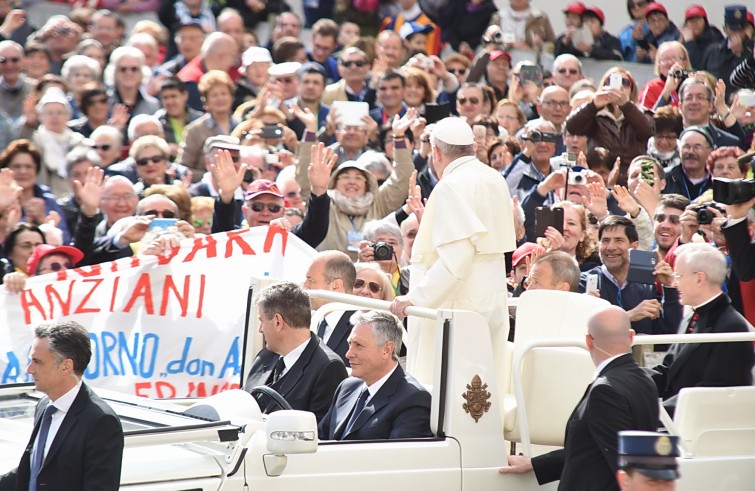 Piazza San Pietro, 27 aprile 2016: Udienza generale Papa Francesco - Papa Francesco saluta fedeli