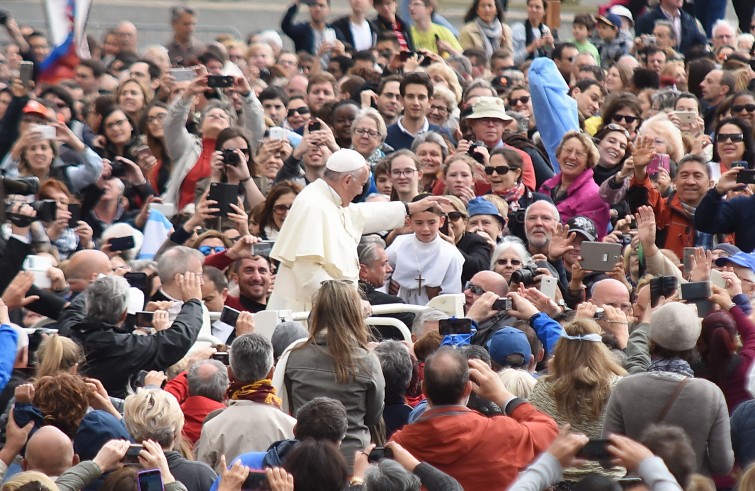 Piazza San Pietro, 27 aprile 2016: Udienza generale Papa Francesco - Papa Francesco saluta chirichetto