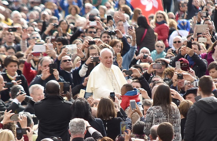 Piazza San Pietro, 27 aprile 2016: Udienza generale Papa Francesco - Papa Francesco saluta bambino di colore