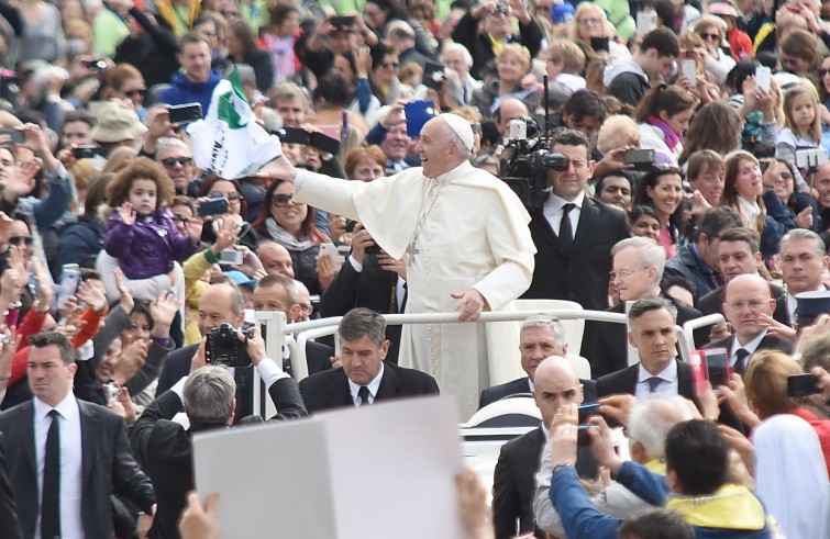 Piazza San Pietro, 27 aprile 2016: Udienza generale Papa Francesco - Papa Francesco raccoglie maglia