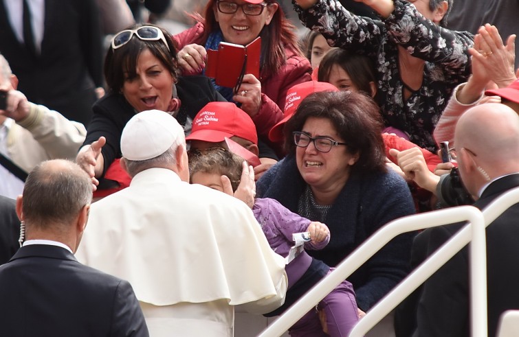 Piazza San Pietro, 27 aprile 2016: Udienza generale Papa Francesco - Papa Francesco saluta una bambina davanti alla mamma commossa