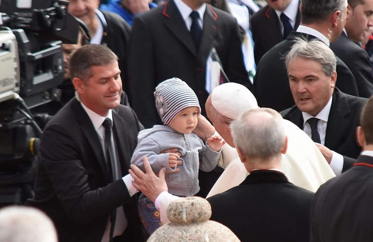 Piazza San Pietro, 27 aprile 2016: Udienza generale Papa Francesco - Papa Francesco saluta un bambino