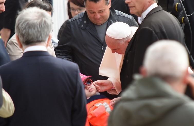 Piazza San Pietro, 27 aprile 2016: Udienza generale Papa Francesco - Papa Francesco saluta bambino malato