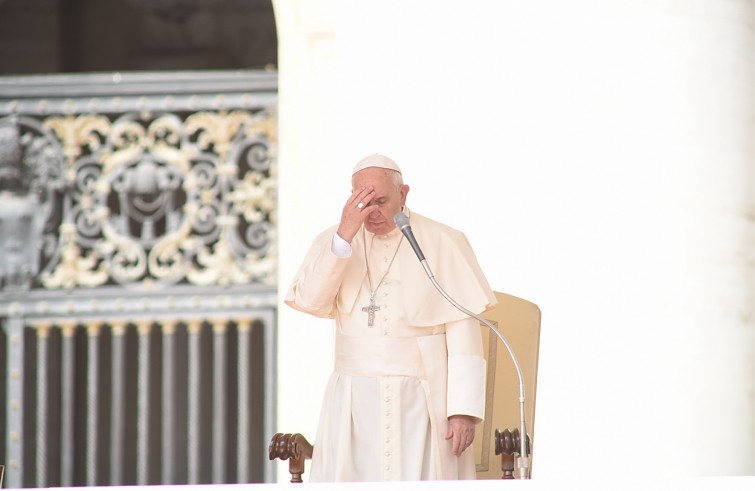 Piazza San Pietro, 27 aprile 2016: Udienza generale Papa Francesco - Papa Francesco si segna