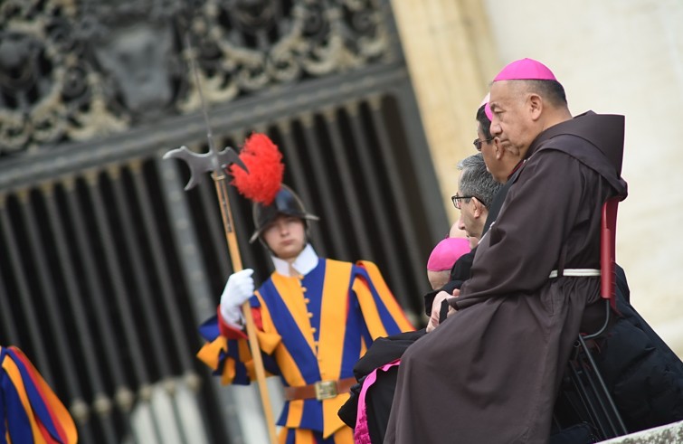 Piazza San Pietro, 27 aprile 2016: Udienza generale Papa Francesco - Vescovo francescano e guardia svizzera