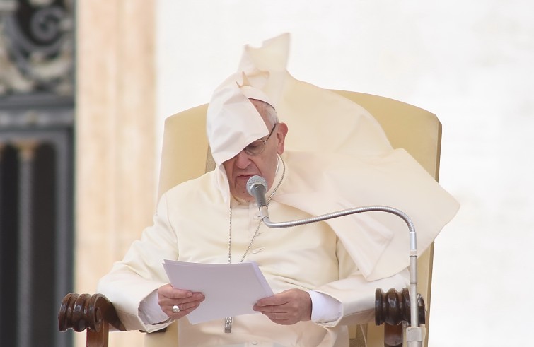 Piazza San Pietro, 27 aprile 2016: Udienza generale Papa Francesco - Papa Francesco colpito da vento