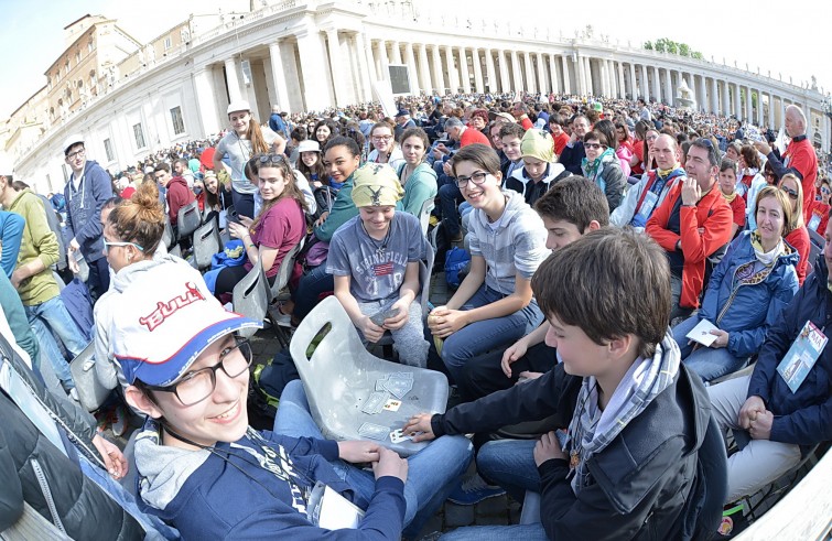 24 aprile 2016: Giubileo dei ragazzi messa con Papa Francesco in piazza San Pietro - ragazzi giocano a carte