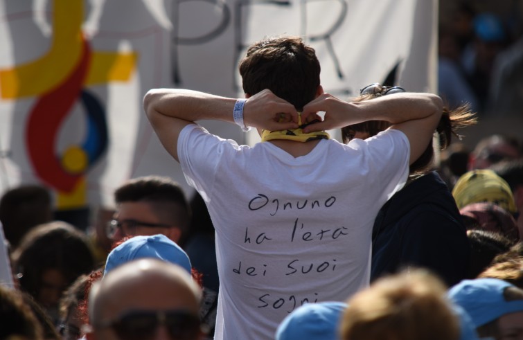 24 aprile 2016: Giubileo dei ragazzi messa con Papa Francesco in piazza San Pietro - maglia con slogan 