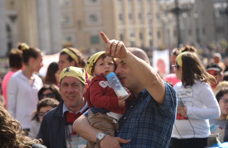 24 aprile 2016: Giubileo dei ragazzi messa con Papa Francesco in piazza San Pietro - papà con bambino neonato in braccio e biberon