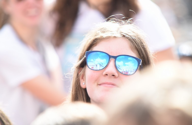 24 aprile 2016: Giubileo dei ragazzi messa con Papa Francesco in piazza San Pietro - basilica, riflesso su occhiali ragazza che sorride, felicità